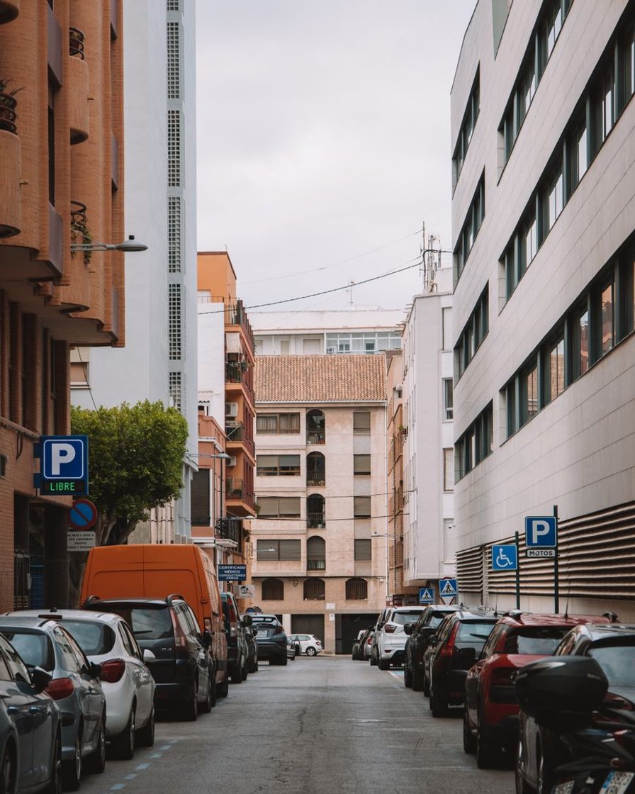 Rampa de entrada de un aparcamiento subterráneo con la barrera levantada