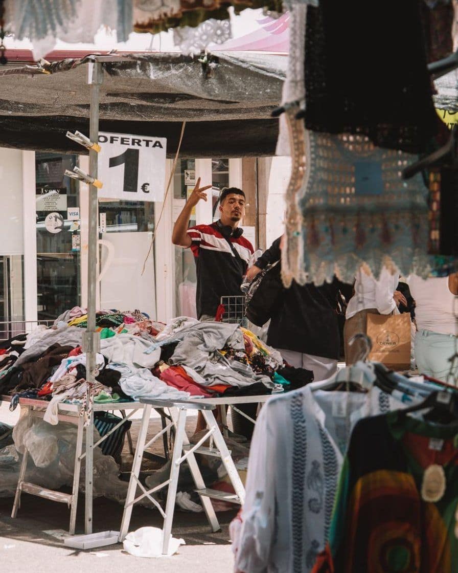 Puestos de un mercadillo de fin de semana en la plaza de Tapinería de Valencia, con ropa de segunda mano y objetos de decoración expuestos sobre mesas