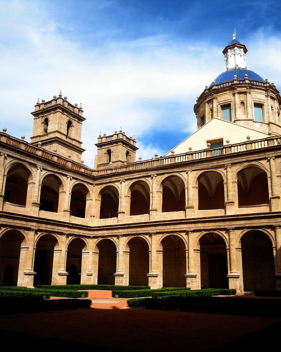 Claustro renacentista del Monasterio de San Miguel de los Reyes en Valencia, con arcos de piedra, galería superior y patio con naranjos