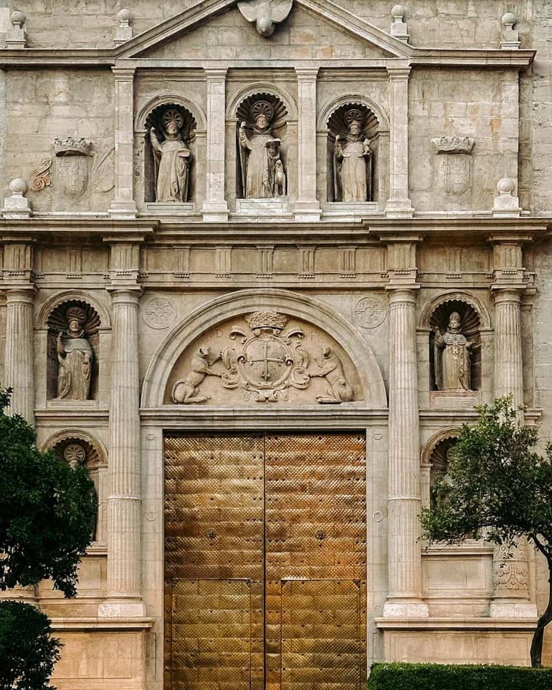 Entrada del Museo Fallero de Valencia en la plaza de Monteolivete, con la fachada del edificio y un grupo de visitantes esperando para entrar